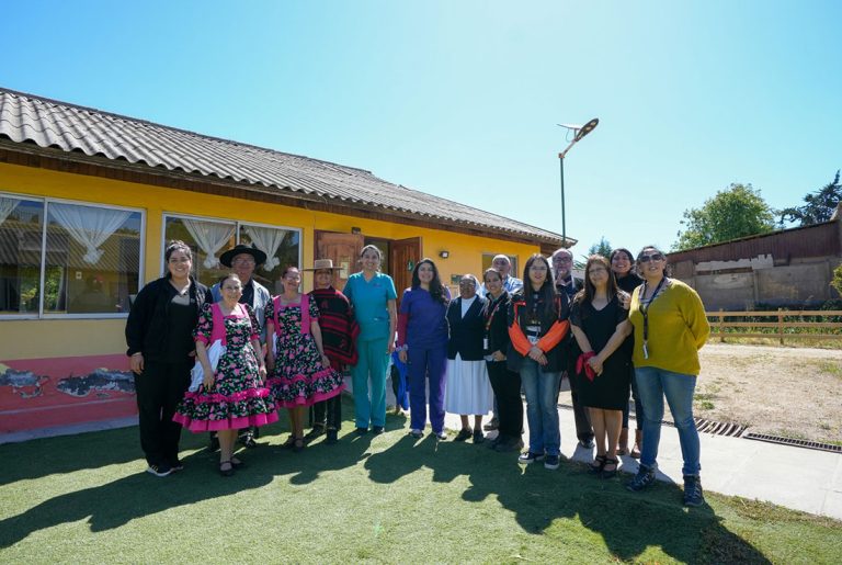 Voluntarios de Codelco Ventanas llevaron entretención y donaciones a hogar de personas mayores de Puchuncaví