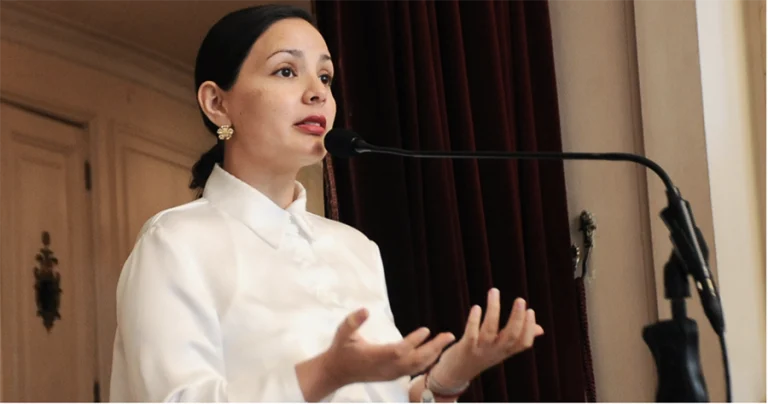 Ministra Arredondo se desmarca de procesos detrás de festival porno de Valparaíso.