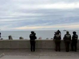 Armada y personal policial rescatan cadáver atrapado en roqueríos de Avenida Perú